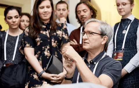 Prof. Dr. José Manuel Valdueza im fachlichen Austausch mit Teilnehmenden einer Fortbildung