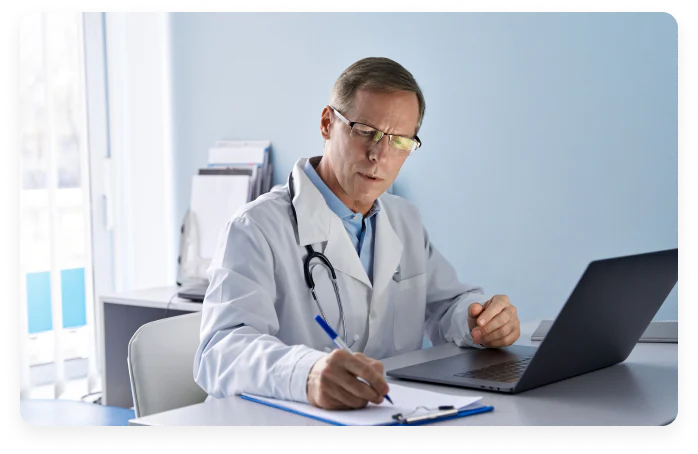 Arzt lernt online im Sonographie-Kurs von SONO2learn